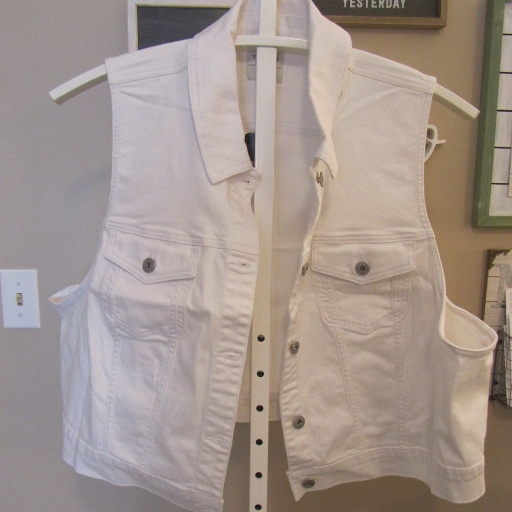 Torrid NWT White Crop Denim Jacket Size 6